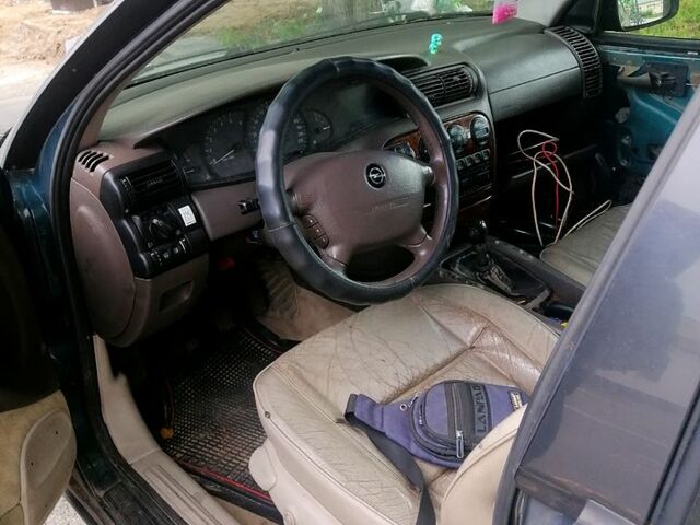 Зеленый Опель Омега, объемом двигателя 2.5 л и пробегом 310 тыс. км за 1400 $, фото 5 на Automoto.ua