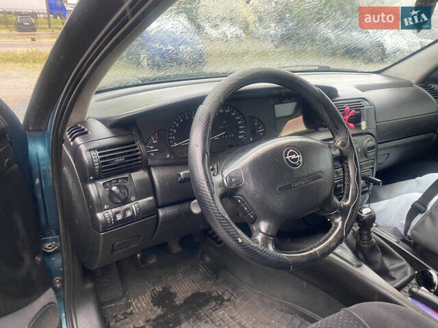 Зеленый Опель Омега, объемом двигателя 2 л и пробегом 298 тыс. км за 3200 $, фото 6 на Automoto.ua