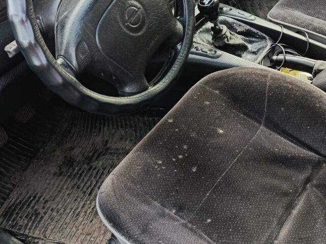 Зеленый Опель Омега, объемом двигателя 2.5 л и пробегом 200 тыс. км за 1600 $, фото 5 на Automoto.ua