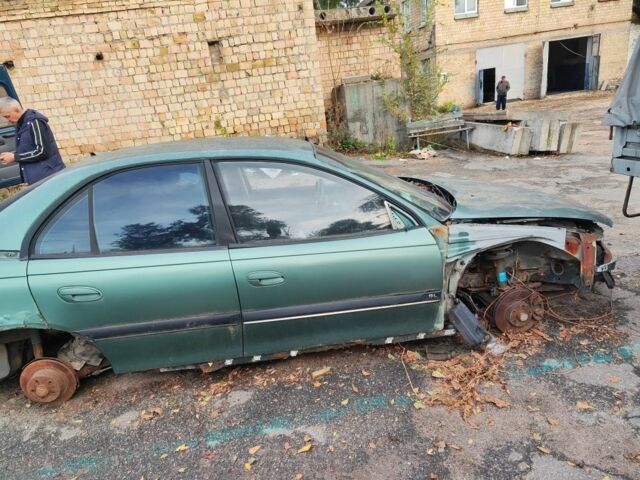 Зелений Опель Омега, об'ємом двигуна 2 л та пробігом 250 тис. км за 500 $, фото 2 на Automoto.ua