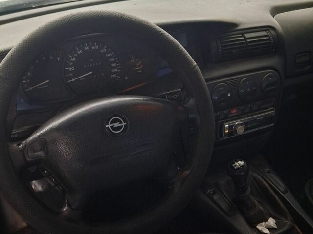 Зеленый Опель Омега, объемом двигателя 2 л и пробегом 418 тыс. км за 1500 $, фото 5 на Automoto.ua