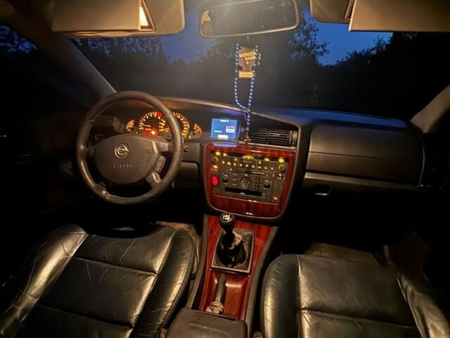 Зелений Опель Омега, об'ємом двигуна 2.2 л та пробігом 369 тис. км за 1000 $, фото 10 на Automoto.ua