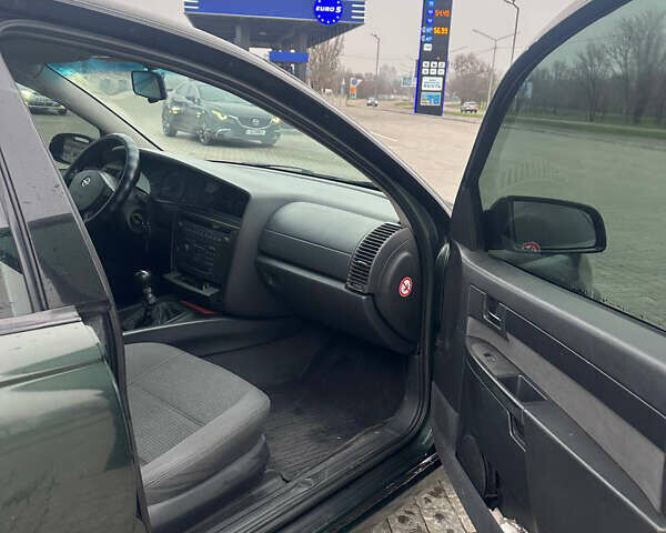 Зеленый Опель Омега, объемом двигателя 2.2 л и пробегом 200 тыс. км за 3000 $, фото 7 на Automoto.ua