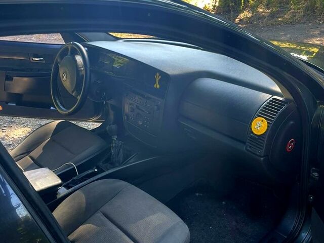 Опель Омега 2001 в Тульчине на Automoto.ua Зеленый Опель Омега, объемом двигателя 2.2 л и пробегом 380 тыс. км за 2800 $, фото 6 на Automoto.ua