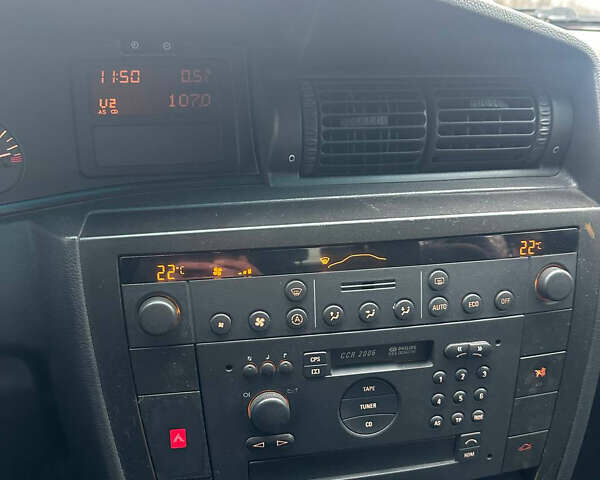 Зеленый Опель Омега, объемом двигателя 2.2 л и пробегом 200 тыс. км за 3000 $, фото 6 на Automoto.ua