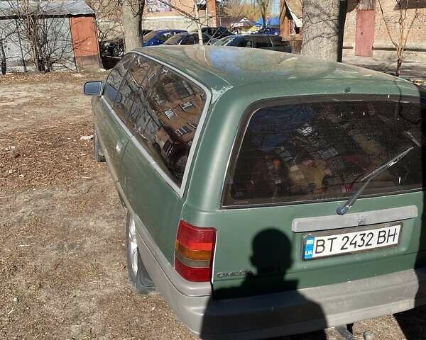 Зеленый Опель Омега, объемом двигателя 2 л и пробегом 500 тыс. км за 1500 $, фото 2 на Automoto.ua