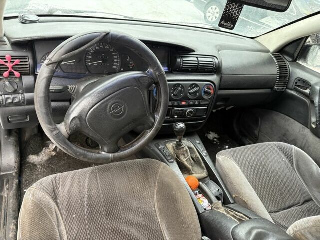 Зеленый Опель Омега, объемом двигателя 2 л и пробегом 325 тыс. км за 1500 $, фото 3 на Automoto.ua