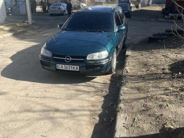 Зеленый Опель Омега, объемом двигателя 2.5 л и пробегом 265 тыс. км за 3000 $, фото 1 на Automoto.ua