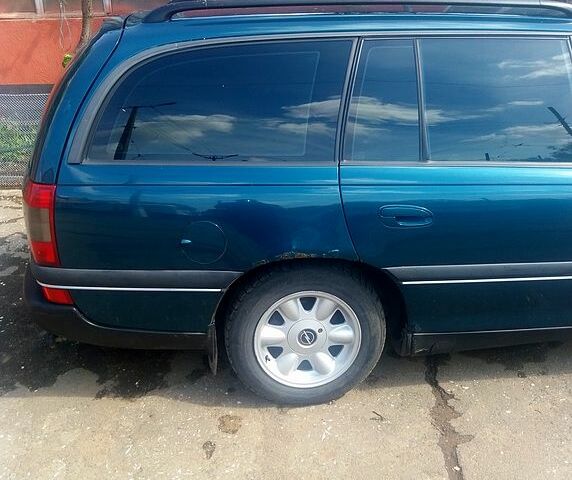 Зеленый Опель Омега, объемом двигателя 2 л и пробегом 380 тыс. км за 3200 $, фото 3 на Automoto.ua