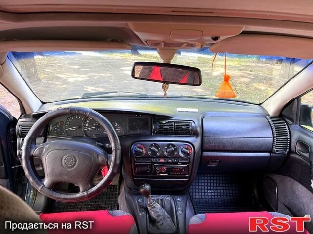 Зеленый Опель Омега, объемом двигателя 2.5 л и пробегом 263 тыс. км за 1400 $, фото 6 на Automoto.ua