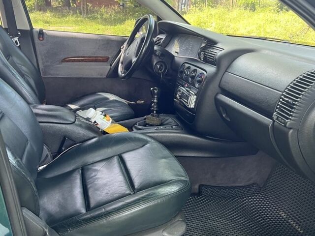 Зеленый Опель Омега, объемом двигателя 2.5 л и пробегом 290 тыс. км за 3200 $, фото 8 на Automoto.ua