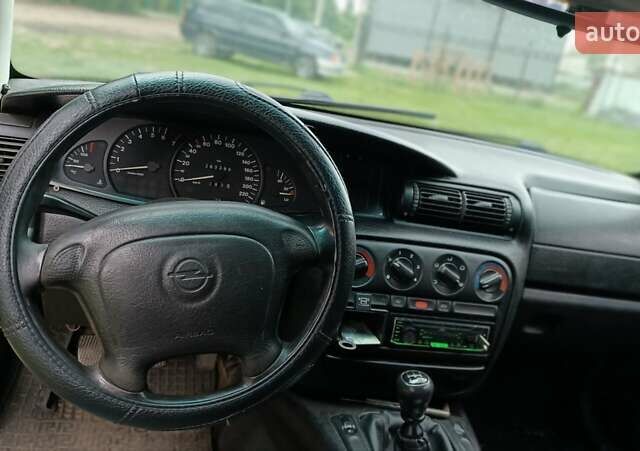 Зеленый Опель Омега, объемом двигателя 2 л и пробегом 267 тыс. км за 1599 $, фото 3 на Automoto.ua