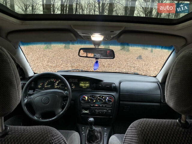 Зелений Опель Омега, об'ємом двигуна 2 л та пробігом 335 тис. км за 1550 $, фото 10 на Automoto.ua