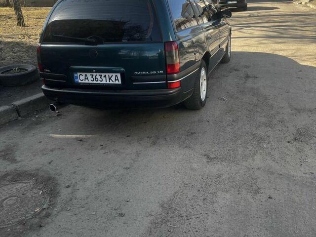 Зеленый Опель Омега, объемом двигателя 2.5 л и пробегом 265 тыс. км за 3000 $, фото 4 на Automoto.ua