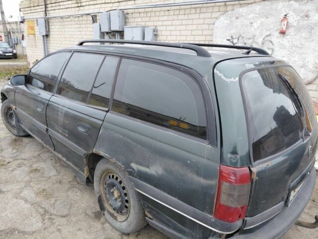 Зеленый Опель Омега, объемом двигателя 2 л и пробегом 300 тыс. км за 350 $, фото 1 на Automoto.ua