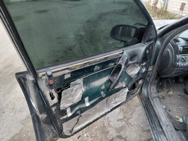 Зеленый Опель Омега, объемом двигателя 2 л и пробегом 300 тыс. км за 350 $, фото 7 на Automoto.ua