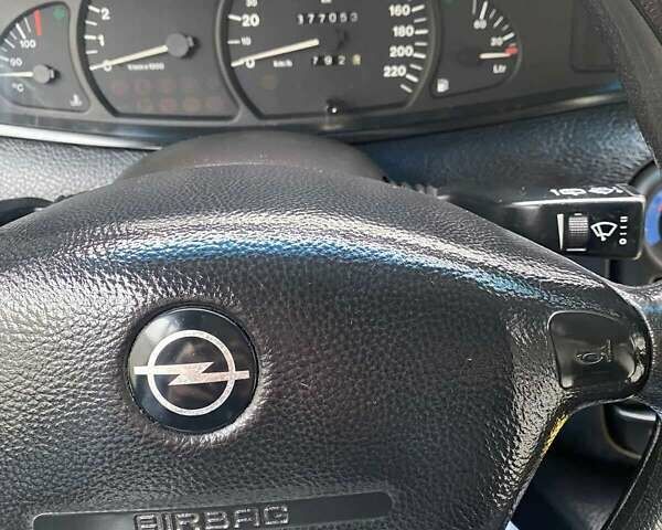 Зеленый Опель Омега, объемом двигателя 2 л и пробегом 377 тыс. км за 2500 $, фото 8 на Automoto.ua