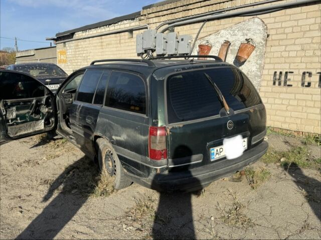 Зелений Опель Омега, об'ємом двигуна 2 л та пробігом 300 тис. км за 370 $, фото 1 на Automoto.ua