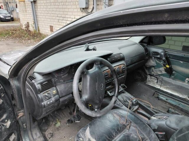 Зеленый Опель Омега, объемом двигателя 2 л и пробегом 300 тыс. км за 350 $, фото 6 на Automoto.ua