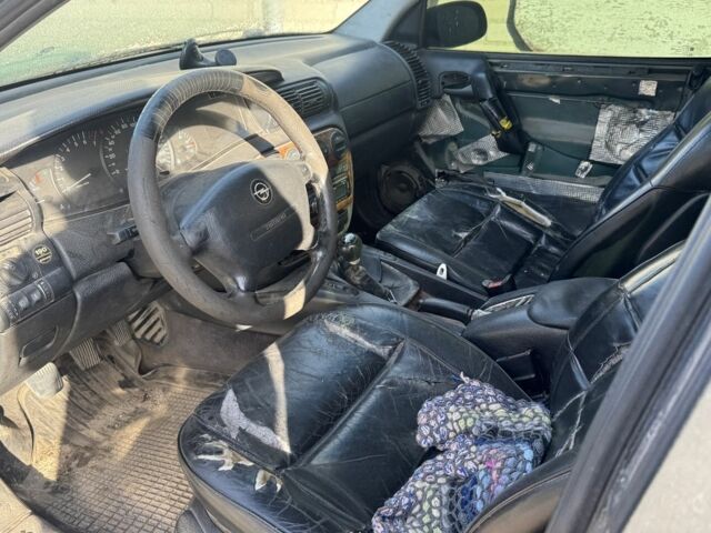 Зелений Опель Омега, об'ємом двигуна 2 л та пробігом 300 тис. км за 370 $, фото 2 на Automoto.ua