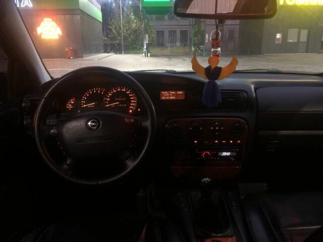 Зеленый Опель Омега, объемом двигателя 2.5 л и пробегом 2 тыс. км за 4100 $, фото 1 на Automoto.ua