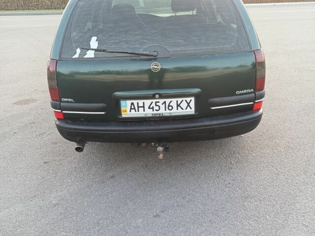 Зеленый Опель Омега, объемом двигателя 2 л и пробегом 352 тыс. км за 2200 $, фото 3 на Automoto.ua