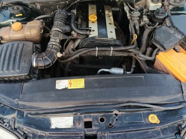 Зеленый Опель Омега, объемом двигателя 2 л и пробегом 352 тыс. км за 2200 $, фото 4 на Automoto.ua