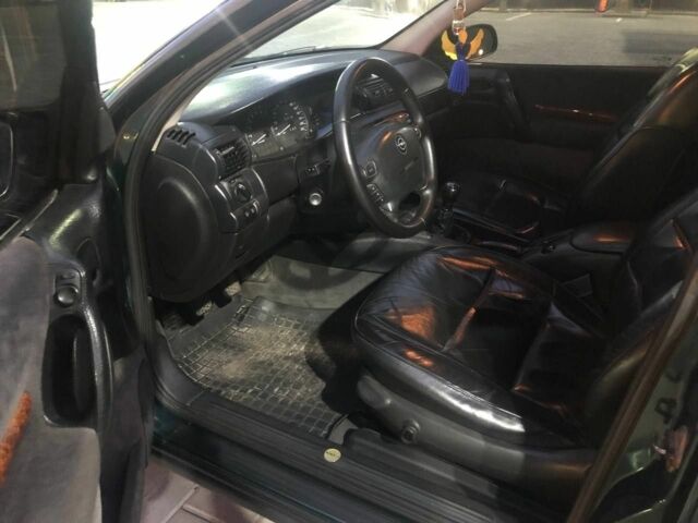 Зеленый Опель Омега, объемом двигателя 2.5 л и пробегом 2 тыс. км за 4100 $, фото 2 на Automoto.ua