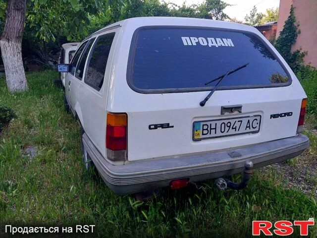 Белый Опель Рекорд, объемом двигателя 1.8 л и пробегом 350 тыс. км за 450 $, фото 1 на Automoto.ua