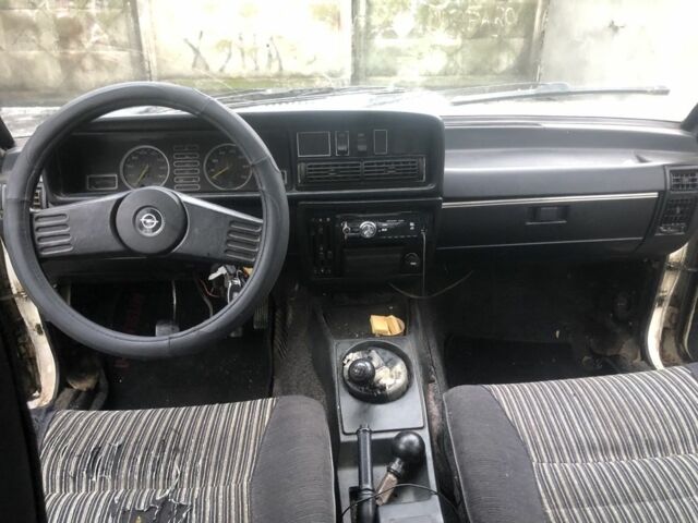 Білий Опель Рекорд, об'ємом двигуна 1.9 л та пробігом 300 тис. км за 750 $, фото 14 на Automoto.ua