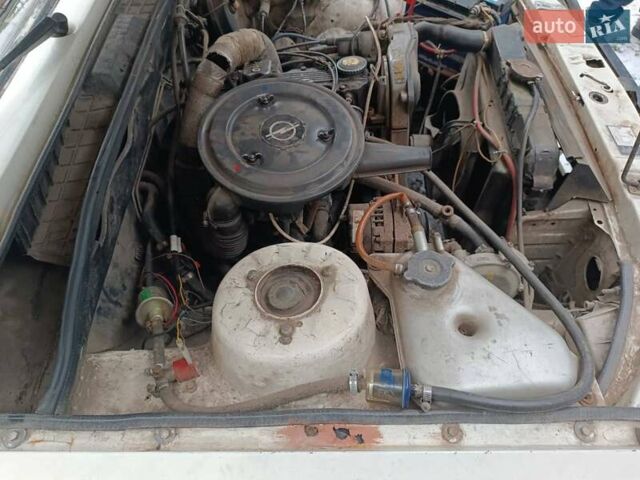 Белый Опель Рекорд, объемом двигателя 1.8 л и пробегом 250 тыс. км за 800 $, фото 1 на Automoto.ua