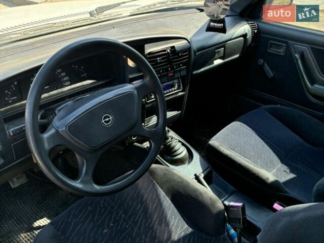 Белый Опель Рекорд, объемом двигателя 2 л и пробегом 285 тыс. км за 1200 $, фото 6 на Automoto.ua