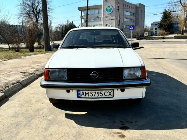 Белый Опель Рекорд, объемом двигателя 2 л и пробегом 285 тыс. км за 1200 $, фото 1 на Automoto.ua