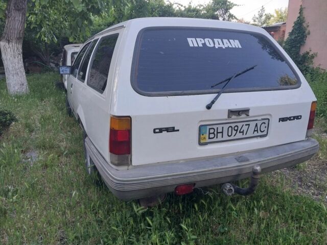 Белый Опель Рекорд, объемом двигателя 1.8 л и пробегом 350 тыс. км за 450 $, фото 3 на Automoto.ua