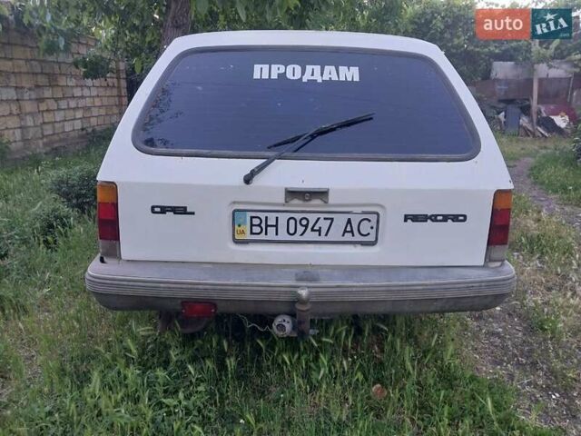 Белый Опель Рекорд, объемом двигателя 1.8 л и пробегом 350 тыс. км за 450 $, фото 3 на Automoto.ua