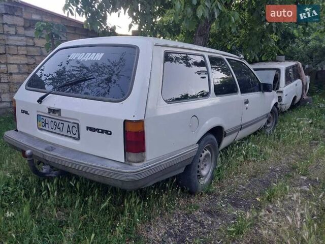 Белый Опель Рекорд, объемом двигателя 1.8 л и пробегом 350 тыс. км за 450 $, фото 4 на Automoto.ua