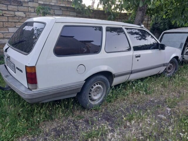 Белый Опель Рекорд, объемом двигателя 1.8 л и пробегом 350 тыс. км за 450 $, фото 5 на Automoto.ua