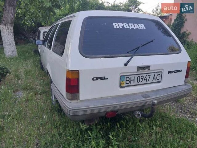 Белый Опель Рекорд, объемом двигателя 1.8 л и пробегом 350 тыс. км за 450 $, фото 1 на Automoto.ua