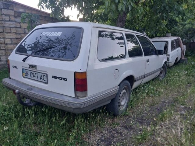 Белый Опель Рекорд, объемом двигателя 1.8 л и пробегом 350 тыс. км за 450 $, фото 6 на Automoto.ua