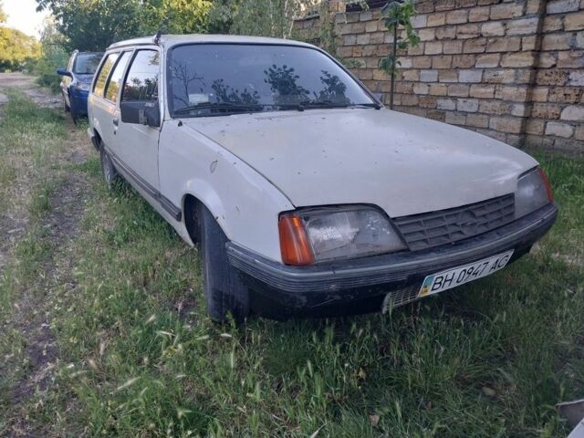 Белый Опель Рекорд, объемом двигателя 1.8 л и пробегом 350 тыс. км за 450 $, фото 4 на Automoto.ua