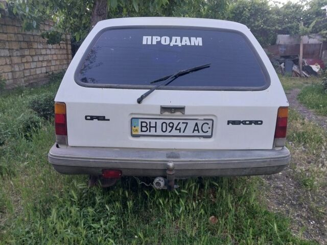 Белый Опель Рекорд, объемом двигателя 1.8 л и пробегом 350 тыс. км за 450 $, фото 2 на Automoto.ua