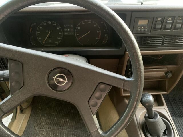 Бежевий Опель Рекорд, об'ємом двигуна 2 л та пробігом 300 тис. км за 475 $, фото 4 на Automoto.ua