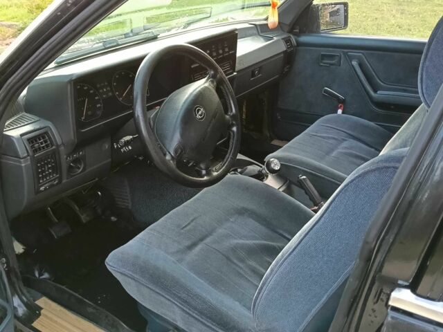 Черный Опель Рекорд, объемом двигателя 2 л и пробегом 1000 тыс. км за 955 $, фото 4 на Automoto.ua