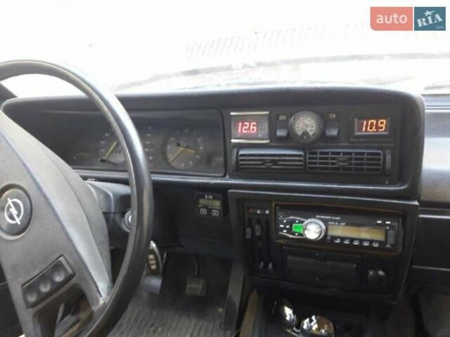 Коричневый Опель Рекорд, объемом двигателя 2 л и пробегом 250 тыс. км за 1200 $, фото 4 на Automoto.ua