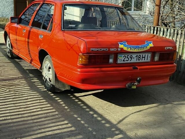 Красный Опель Рекорд, объемом двигателя 2 л и пробегом 1000 тыс. км за 1200 $, фото 9 на Automoto.ua