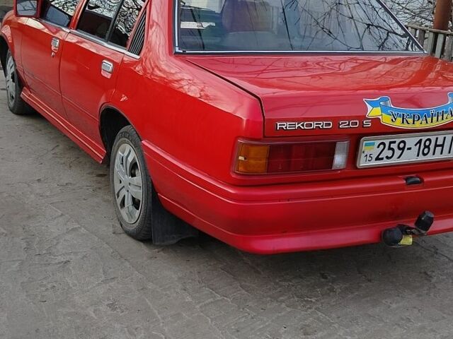 Красный Опель Рекорд, объемом двигателя 2 л и пробегом 1000 тыс. км за 1200 $, фото 3 на Automoto.ua