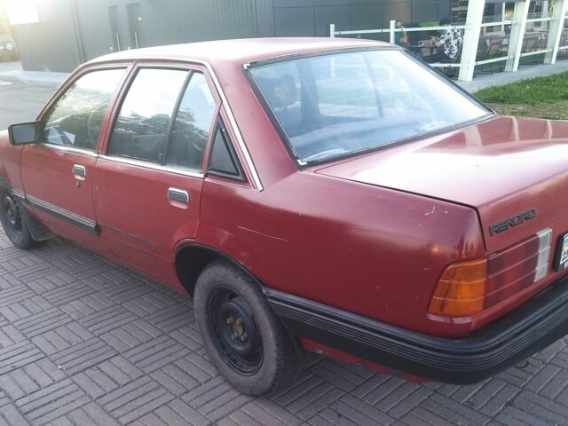 Красный Опель Рекорд, объемом двигателя 2 л и пробегом 333 тыс. км за 888 $, фото 5 на Automoto.ua