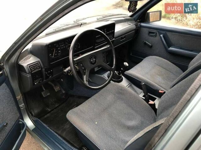 Серый Опель Рекорд, объемом двигателя 1.8 л и пробегом 281 тыс. км за 800 $, фото 1 на Automoto.ua