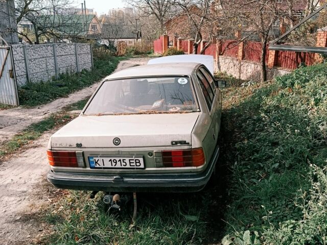 Серый Опель Рекорд, объемом двигателя 2 л и пробегом 260 тыс. км за 600 $, фото 1 на Automoto.ua