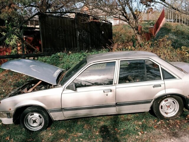 Серый Опель Рекорд, объемом двигателя 2 л и пробегом 260 тыс. км за 600 $, фото 4 на Automoto.ua